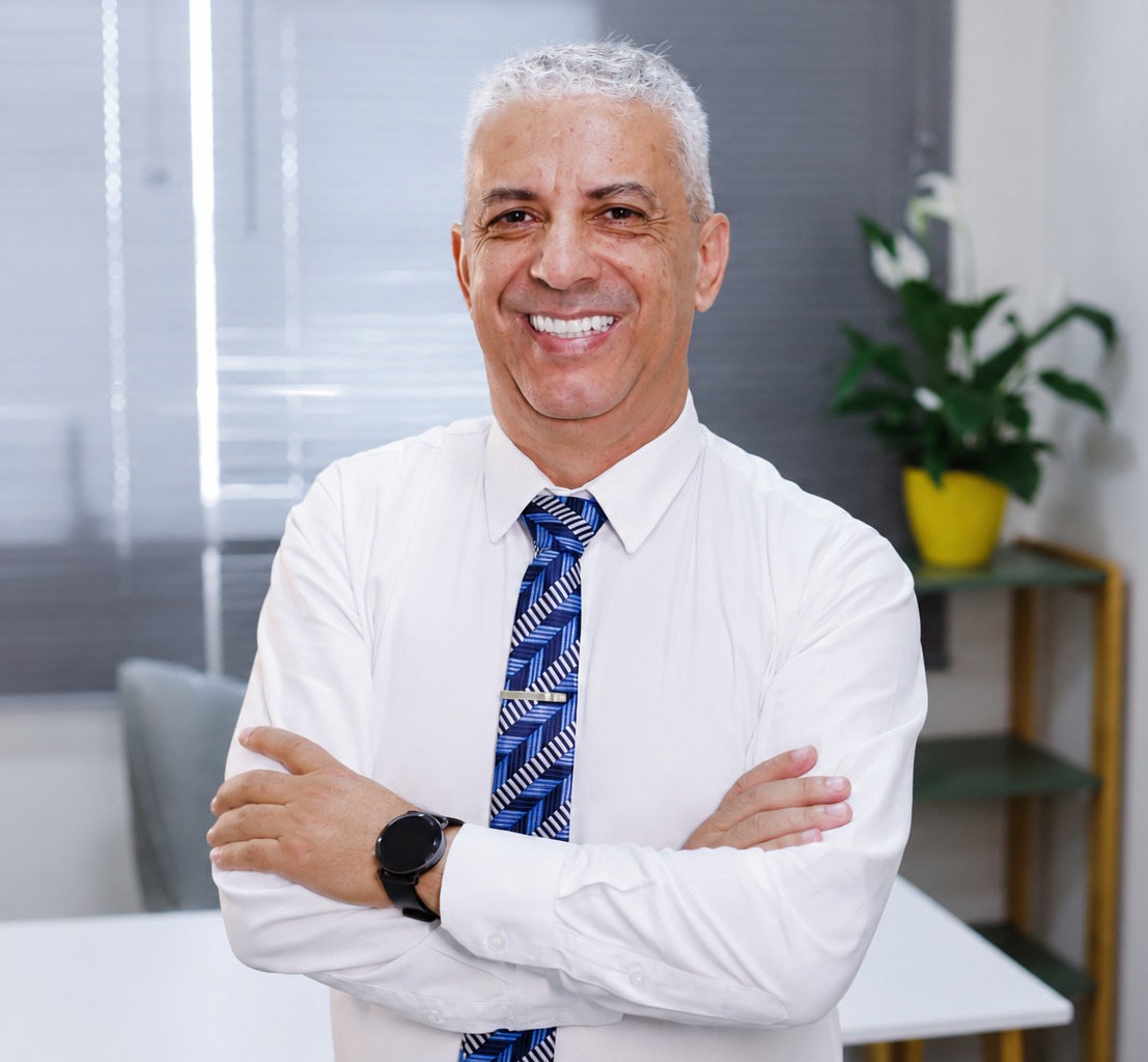 Dr. Luis Roco em ambiente de atendimento