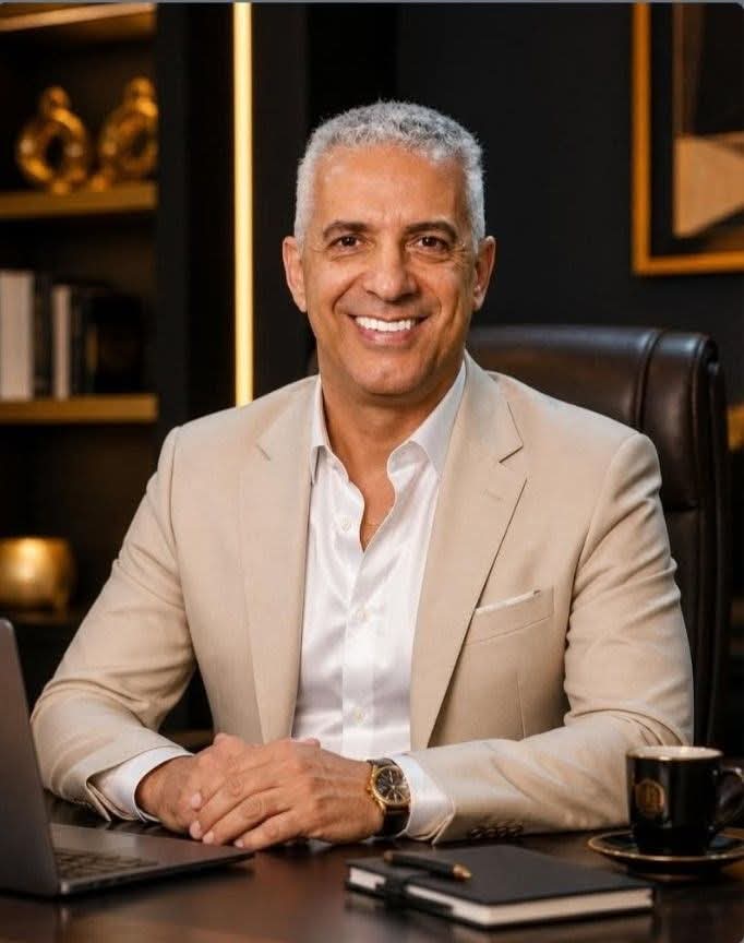 Dr. Luis Roco em seu escritório